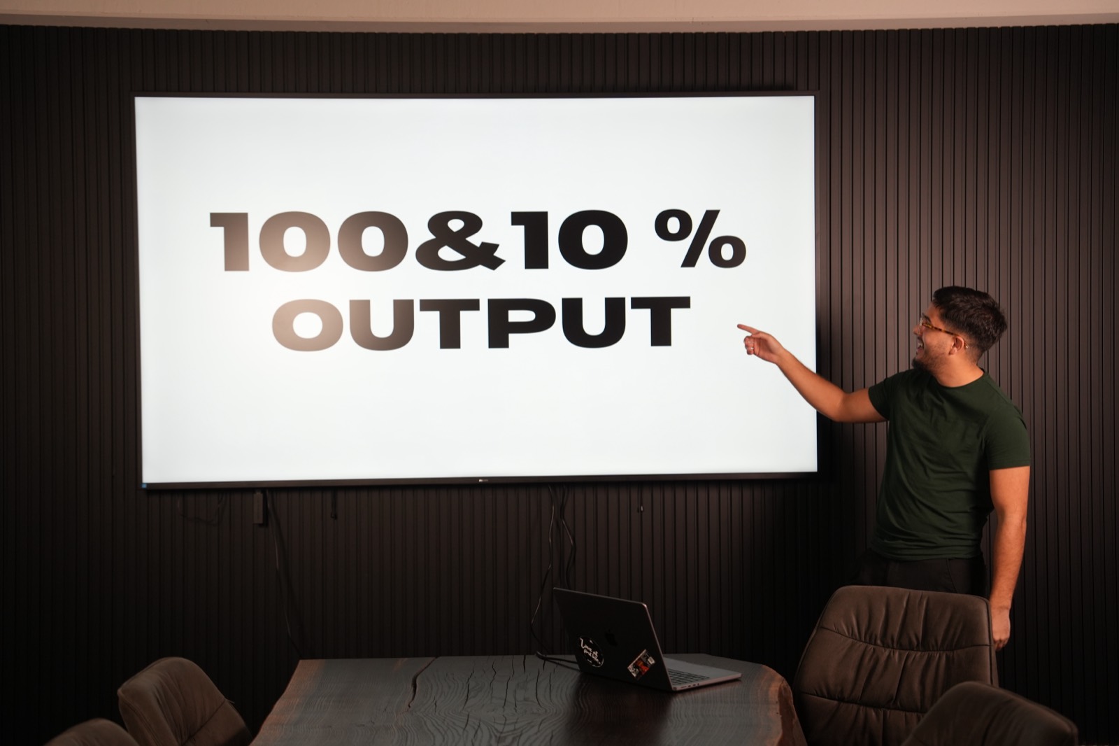 Yassine Azza von 100and10 präsentiert im Konferenzraum, 100&10 % Output